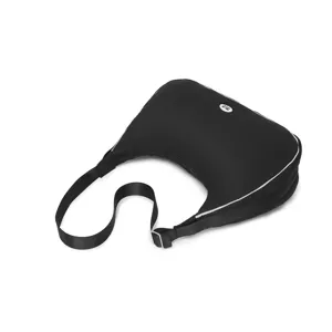Detalle del bolso medialuna negro acolchado con ribete blanco y parche de logo.