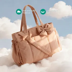 Dettaglio ravvicinato della borsa imbottita in piumino morbida e dalla trama leggera