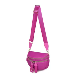 Vista detallada de bolso bandolera fucsia de tela Oxford impermeable con cremalleras