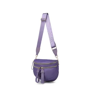 Vista lateral del bolso lila con correa ancha de nailon y cremalleras doradas