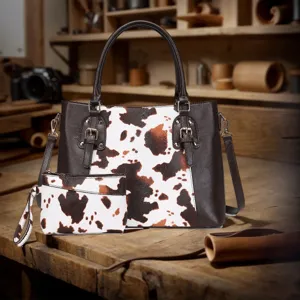 Juego de bolsos vintage con estampado de vaca y textura de cuero en un taller