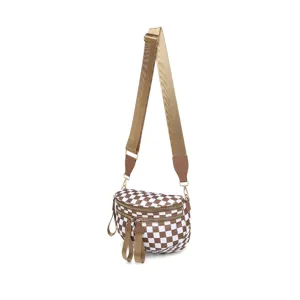 Bolso bandolera de tela oxford a cuadros marrones y blancos con una correa ajustable