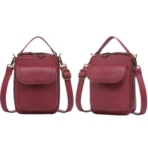 Vista frontal y lateral de un pequeño bolso bandolera de cuero rojo burdeos elegante