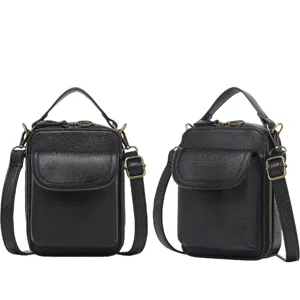 Vista frontal y lateral de bolso bandolera de cuero negro con herrajes de bronce