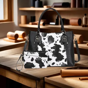 Vista detallada del conjunto de bolso de mano estilo western con estampado de vaca y sobre