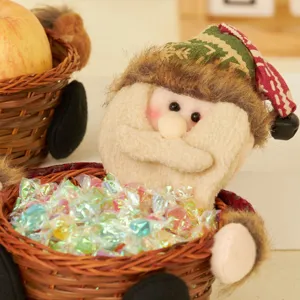 Plüsch-Weihnachtsmann-Süßigkeitenkorb für festliche Weihnachtsdeko mit bunten Bonbons.