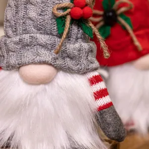 Detaillierte Nahaufnahme einer festlichen Weihnachtsgnom-Puppe mit Strickmütze.