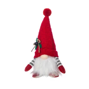 Festlicher handgemachter Weihnachtswichtel aus Plüsch mit roter Strickmütze und weißem Bart.