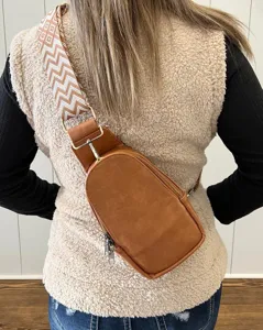 Primer plano de bolso bandolera retro bohemio con correa estampada en el modelo