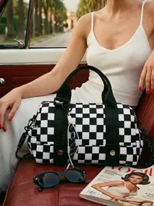 Dettaglio della borsa da viaggio a scacchi bianca e nera in auto d'epoca.
