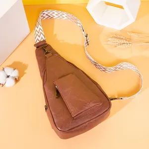 Detalle del bolso de pecho de PU marrón retro con correa ancha con patrón geométrico.