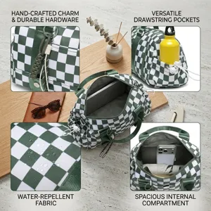 Dettaglio della borsa da viaggio a scacchi verdi con tessuto idrorepellente e tasche.