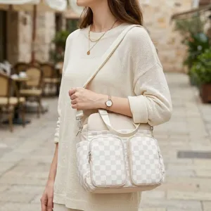 Elegante bolso bandolera a cuadros con múltiples bolsillos para viaje y fitness