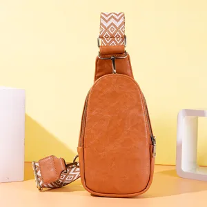 Vista detallada del bolso de pecho retro marrón para mujer con correa de patrón bohemio