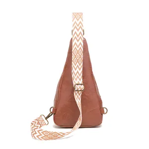 Vista trasera detallada de bolso bandolera vintage de cuero PU con correa étnica