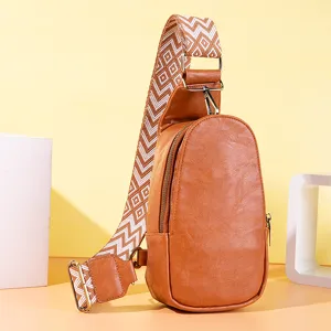 Primer plano de bolso bandolera de cuero sintético marrón con correa de estilo bohemio.