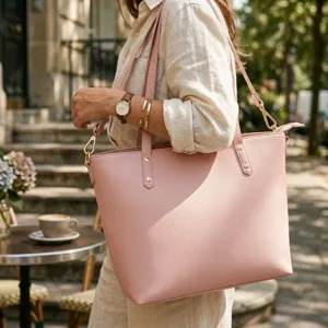 Detalle de bolso rosa usado por modelo, ideal para desplazamientos diarios o para viajes.