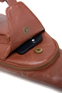 Detalle de bandolera retro de cuero PU marrón con bolsillo con cierre magnético para móvil