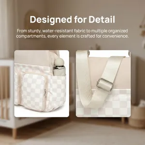 Detalle del bolso de viaje impermeable a cuadros con un bolsillo lateral y correa