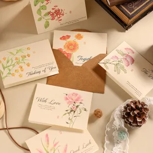 Primer plano detallado de tarjetas de felicitación kraft con hermosas flores