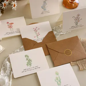 Vista dettagliata di raffinati biglietti d'auguri vintage in kraft con fiori
