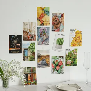 Vista detallada de varias tarjetas de felicitación florales con citas en inglés y chino