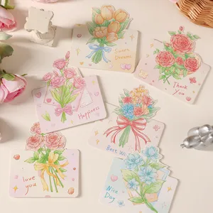 Vista dettagliata di biglietti d'auguri bouquet di fiori con vari disegni floreali a mano