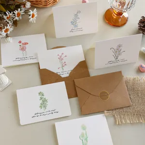 Primo piano di una busta in carta kraft vintage con un elegante biglietto d'auguri.
