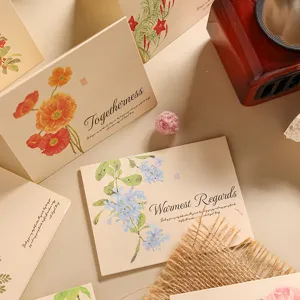 Primer plano de tarjetas de felicitación vintage de kraft con ilustraciones florales