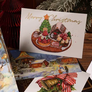 Primer plano de tarjetas de Navidad con lámina dorada e ilustraciones festivas