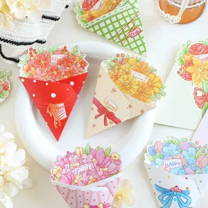 Détail de cartes de vœux en forme de bouquet avec illustrations florales et messages