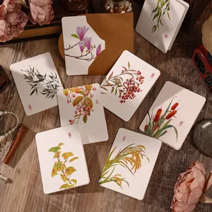 Primer plano de tarjetas de felicitación botánicas vintage con ilustraciones de plantas y sobres.