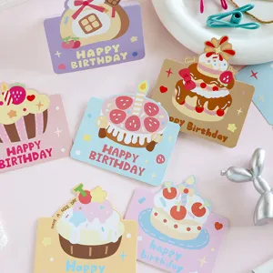 Detailansicht verschiedener Geburtstagskarten mit Cartoon-Kuchen und hübschen Pastellfarben