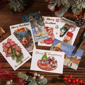 Detalle de varias tarjetas de felicitación navideñas doradas con ilustraciones
