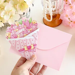 Detailopname van een roze bloemenboeket wenskaart met een bijpassende envelop