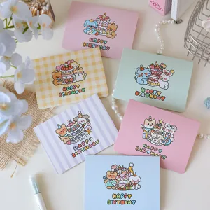 Vue détaillée de cartes d'anniversaire d'animaux mignons avec divers motifs colorés.