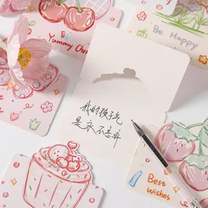 Gros plan sur des cartes de vœux avec dessin de cupcake et message manuscrit