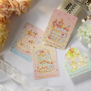 Λεπτομερής προβολή χαριτωμένων καρτών γενεθλίων με τούρτα και παστέλ φόντο λουλουδιών