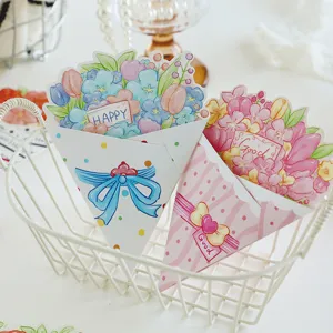 Vue détaillée de cartes de vœux en forme de bouquet avec fleurs dans un panier blanc.