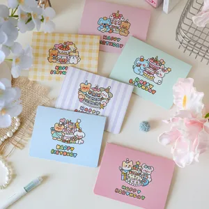 Vue détaillée de mignonnes cartes d'anniversaire d'animaux en couleurs pastel.