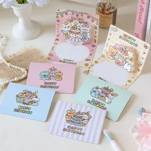 Gros plan de diverses cartes d'anniversaire pop-up 3D avec d'adorables animaux et gâteaux