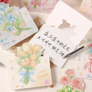 Dettaglio di eleganti biglietti d'auguri 3D floreali con dedica cinese scritta a mano