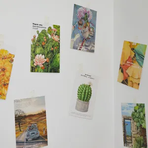 Selección de tarjetas de felicitación estéticas con flores y suculentas en una pared