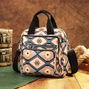 Vista detallada de una mochila con estampado azteca bohemio y bolsillos con cremallera