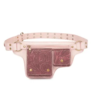 Vista detallada de la riñonera vintage rosa con relieve floral adornado y tachuelas.