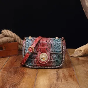 Primer plano de bolso vintage de cuero con relieve de cocodrilo multicolor y cierre dorado