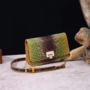 Vista detallada del bolso bandolera de lujo de piel con grabado de cocodrilo verde y vintage