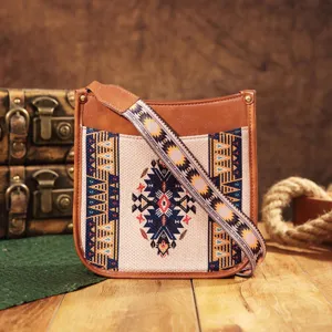 Detalle de bolso bandolera estilo bohemio occidental con correa de estampado étnico