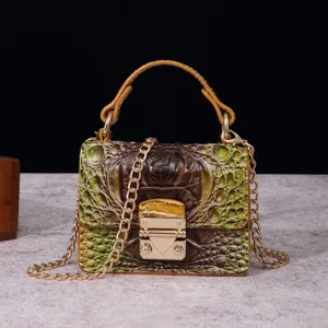 Primer plano de bolso vintage para mujer con textura de cocodrilo y cierre dorado.