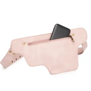 Detalle de riñonera retro rosa con cargador portátil mostrando la capacidad de carga